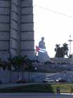 José Martí sitter som staty framför sitt monument