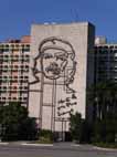 Che Guevaras porträtt pryder inrikesministeritets fasad.